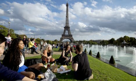 Japanese tour guides decide to clean up Paris