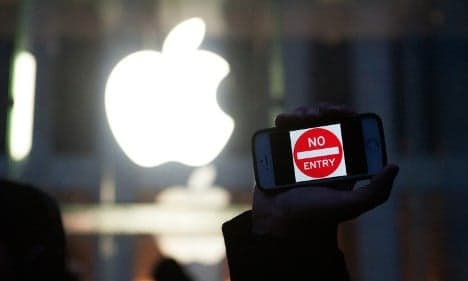 French MPs back fines for Apple unless it hacks phones