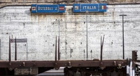 Austria raises 'migrant fence' on Italian border