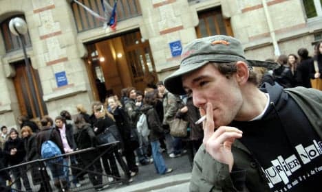 Court forces Paris high school pupils to smoke outside
