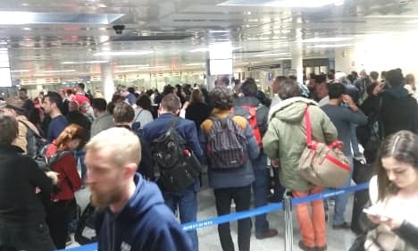 Paris airports call for back up at police passport checks