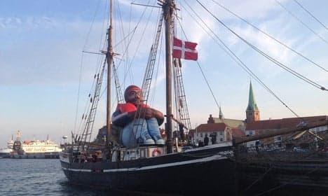 'Inflatable refugee' visits Copenhagen on a mission