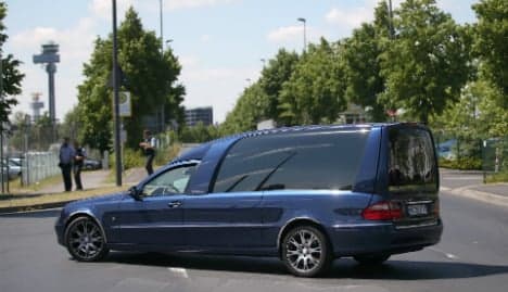 Driver loses hearse in central Munich - corpse and all