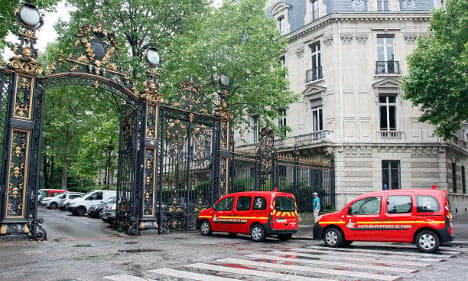 Ten children struck by lightning in Paris park