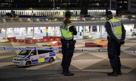 Police shoot knife man in central Stockholm