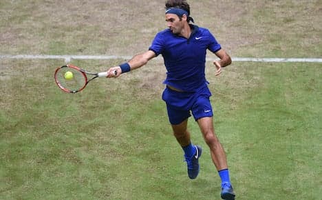 Tennis: Federer breezes through at Halle