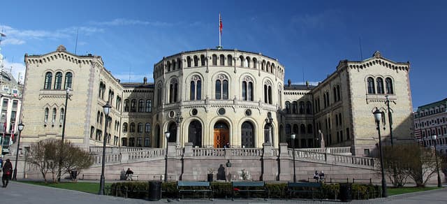 Man threatens to set himself on fire at Norway's parliament