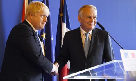 Johnson hails France in Paris (while speaking French)