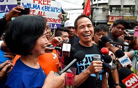 Top Philippine rebels freed ahead of Norway peace talks