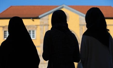 Man attacks Muslim woman, tries to rip off headscarf