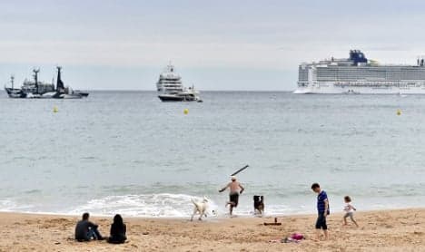 Woman fined for wearing headscarf on Cannes beach