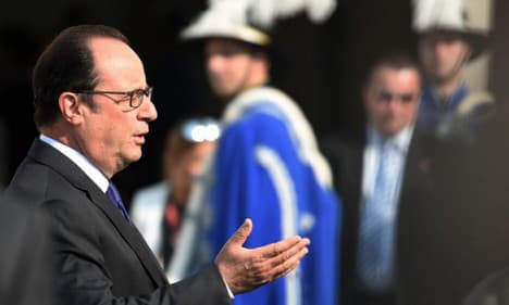 Hollande says France 'can't be alone' on EU defence