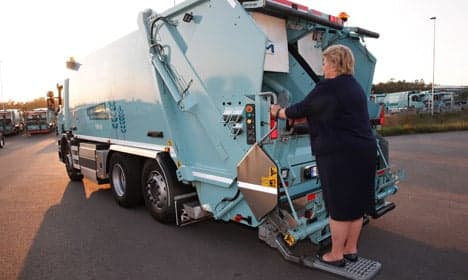 VIDEO: See Norway’s PM ride around on a rubbish truck