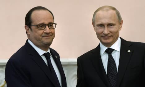 Hollande warns Putin: Those behind 'war crimes' will pay