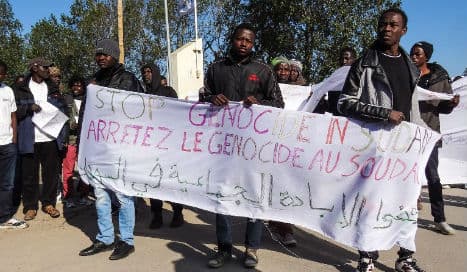 Migrant children leave France's 'Jungle' camp for UK