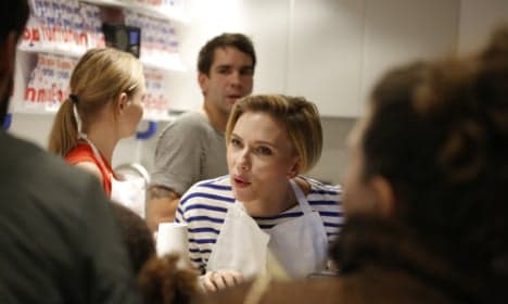 Scarlett Johansson turns popcorn girl in Paris