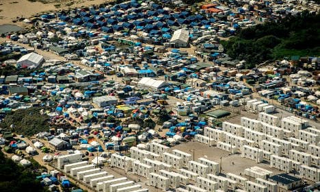 Migrants quit Calais 'Jungle' camp as bulldozers await