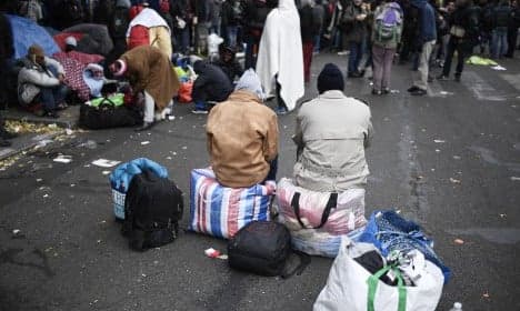 France to offer migrants €2,500 to return home freely