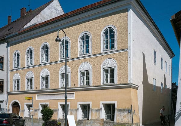 Austrian MPs vote to seize Hitler birth house
