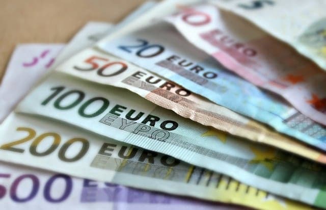 Euro hit by fears of uncertainty after Italian referendum