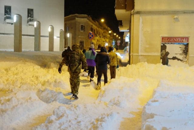 Italy sends in the army to assist Italians trapped by snow