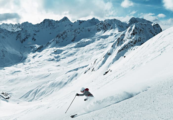 Skier dies in fall after leaving on-piste après-ski bar