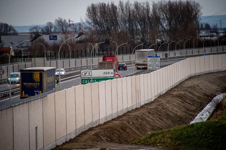 Calais: Five hotel managers arrested for 'smuggling Albanians to Britain'