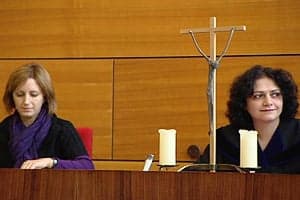 Should crosses remain in Austrian court rooms?