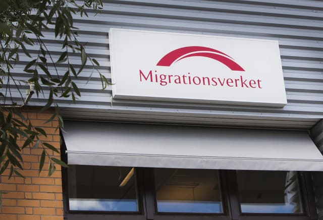Sweden cuts 2017 refugee forecast further