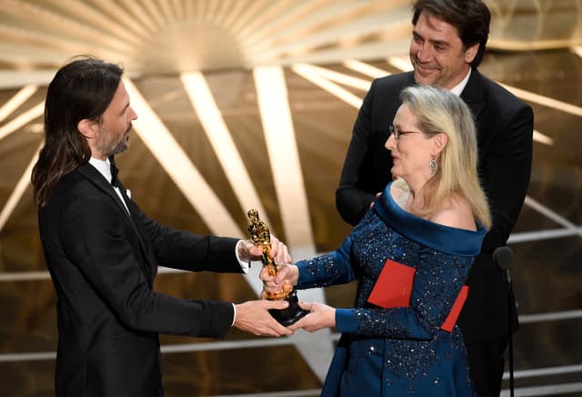 Oscar winner's emotional speech in Swedish