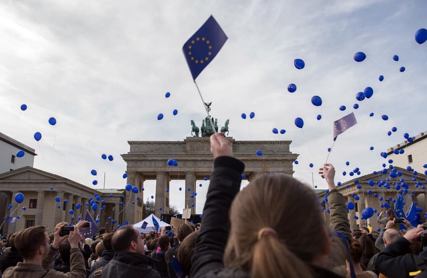 Thousands of Berliners, Brits march in anti-Brexit protest