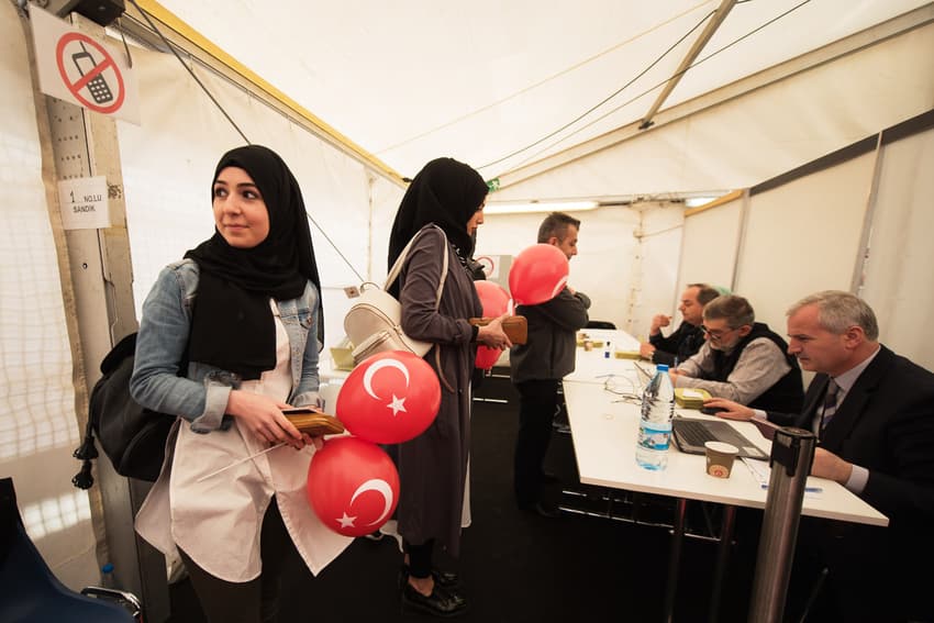 Turks in Germany divided as voting begins in Erdogan referendum