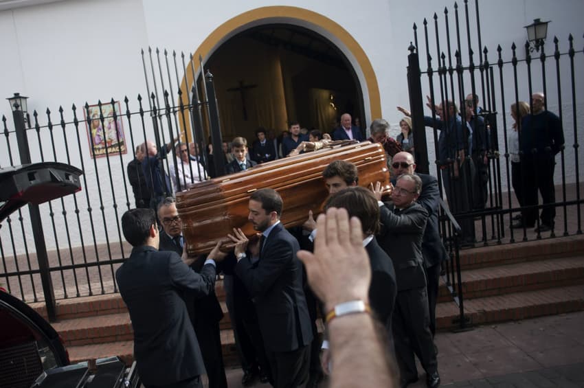 Fascist salutes as Franco minister is buried in Spain