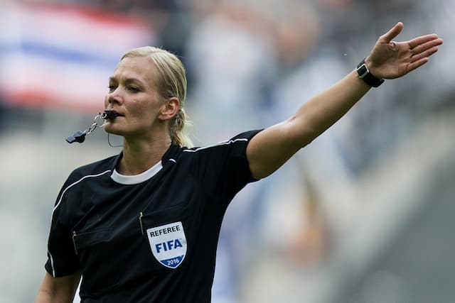 Football: German policewoman is first top-flight female ref