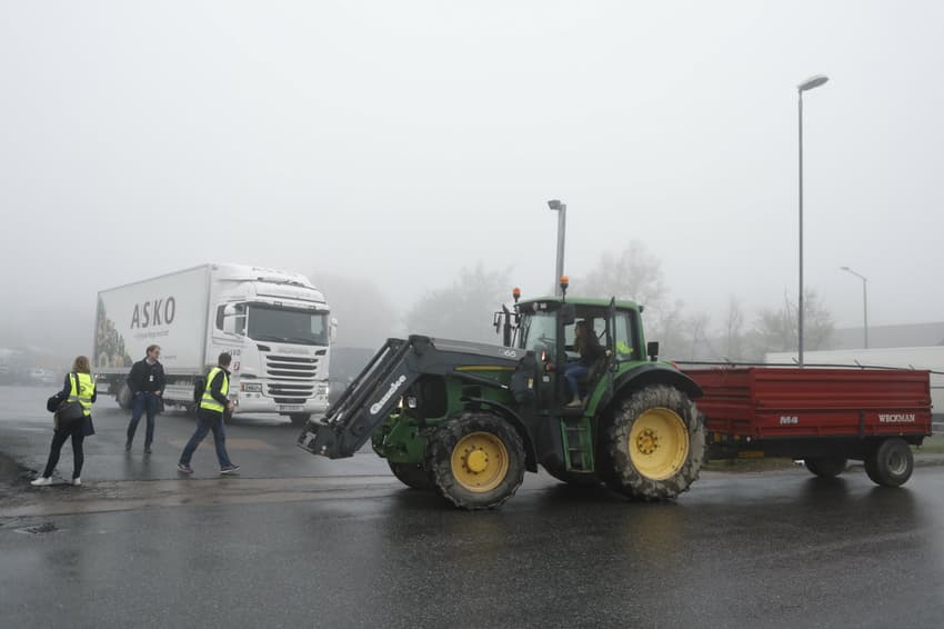 Norwegian farmers blockade supermarket warehouses in protest action