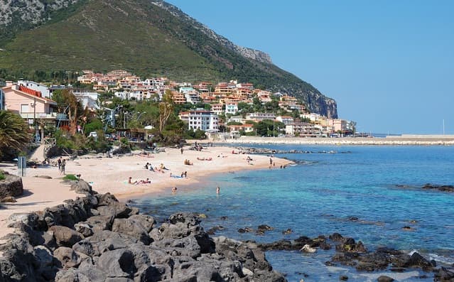 Fifteen people injured in whirlwind at Sardinian beach