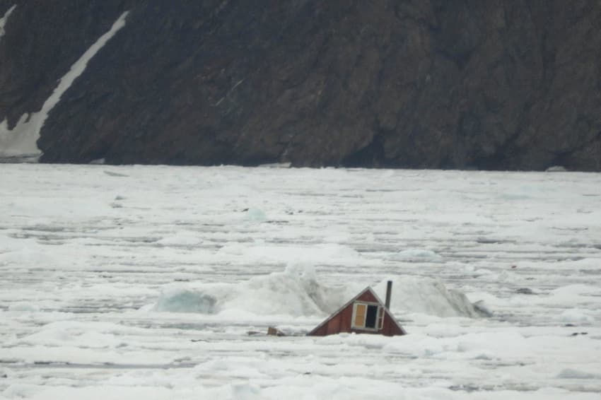 Experts uncertain on cause of Greenland disaster