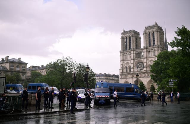 Paris: French police shoot attacker armed with hammer at Notre-Dame Cathedral