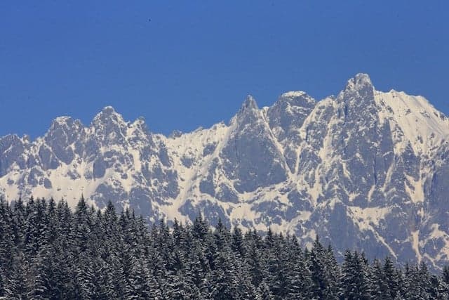 Two killed in Alps as helicopter rope comes loose