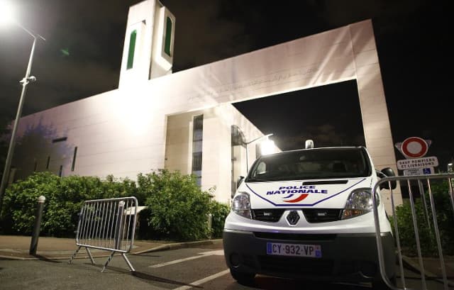 Man held after driving 4x4 into barriers protecting Paris mosque