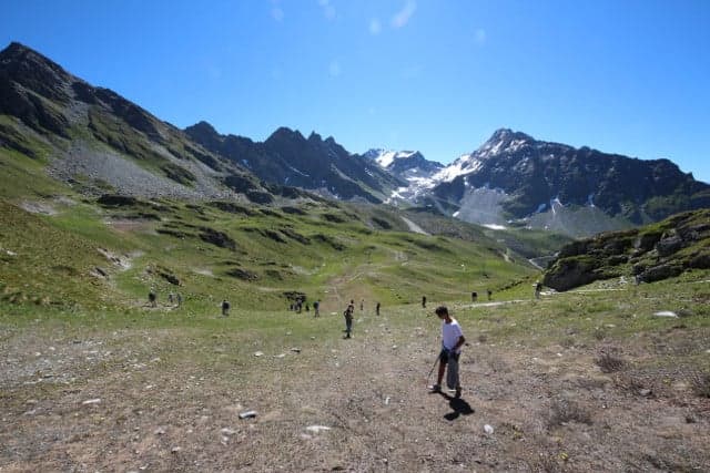 Hikers turn rubbish collectors in Swiss Alps