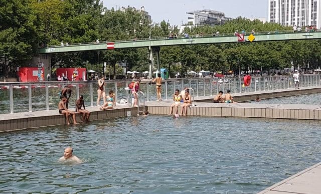 Paris canal swimming pool opens with a splash