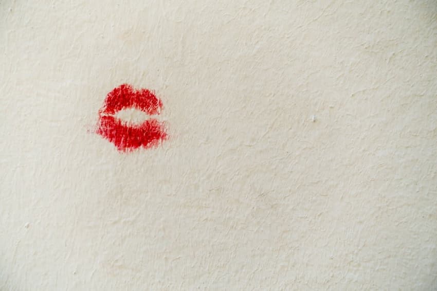 Here's how to do the Italian cheek kiss