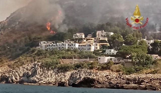 1,000 tourists evacuated from Sicily village due to wildfire
