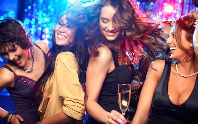 French nightclub gives women free drinks for wearing short skirts