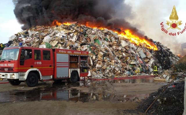 Alarm over pollution risk as northern Italian waste depot burns