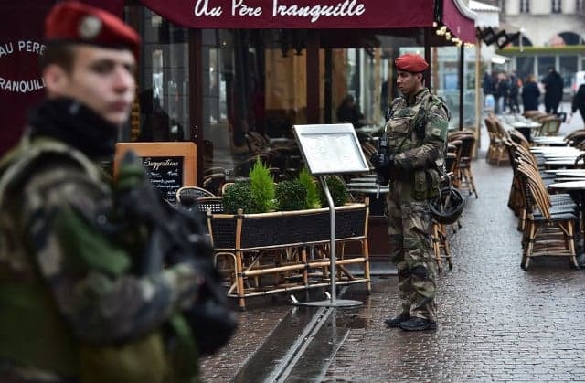 Knife-wielding man attacks soldier in Paris, no injuries