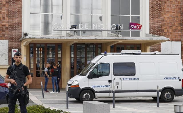 French policeman kills his wife and two kids at train station