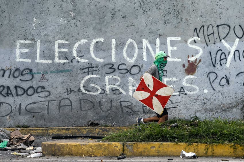 Journalists including Italian, Swiss arrested over Venezuela prison report