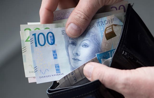 Swedish guardian of refugee child stole thousands of kronor from him